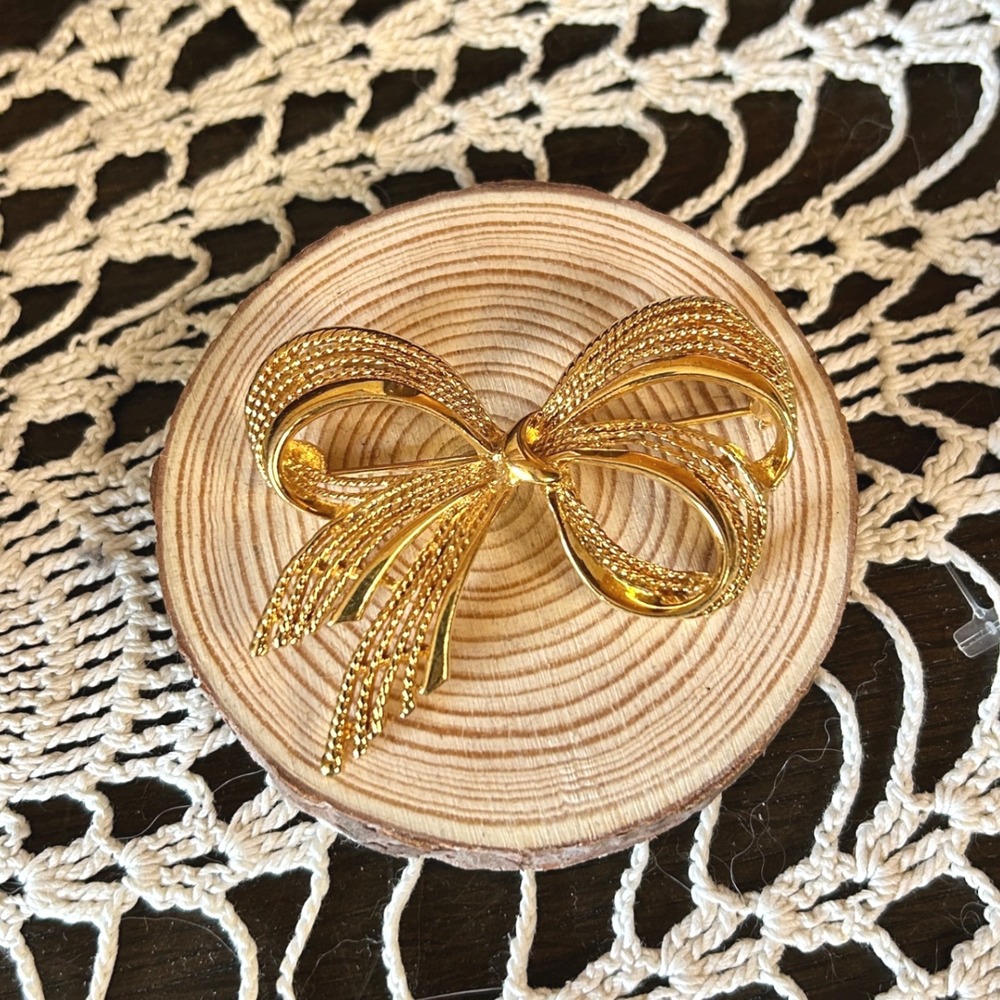 Vintage Signed Napier Gold-Toned Bow‎ Brooch